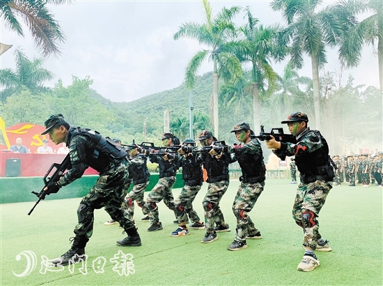 教官率優(yōu)秀選手上演《獵鷹出擊》。