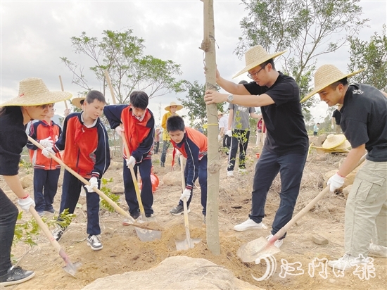 干部群眾響應號召，參加義務植樹活動。