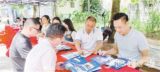 恩城街道人大工委組織代表開展宣傳活動(dòng)。