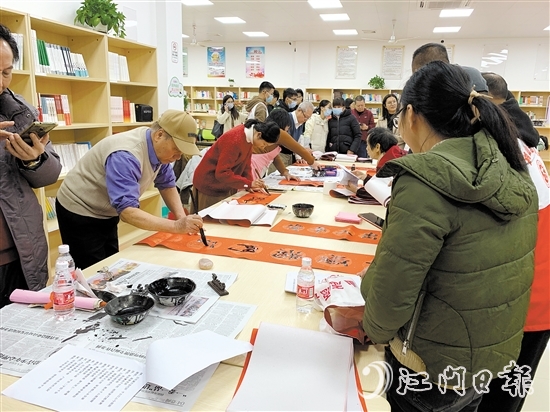 書法家現(xiàn)場書寫春聯(lián)，為退役軍人和群眾送上新春祝福。