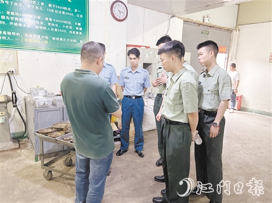 圣堂鎮(zhèn)組織退役軍人走進(jìn)企業(yè)參觀學(xué)習(xí)。