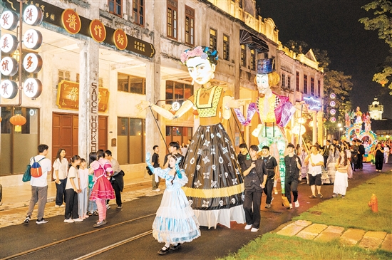 赤坎華僑古鎮(zhèn)活動豐富，吸引游客圍觀。