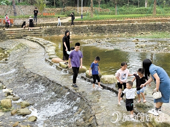 那吉鎮(zhèn)城圍村的十里河灘石谷成為市民、游客戲水游玩的好去處。