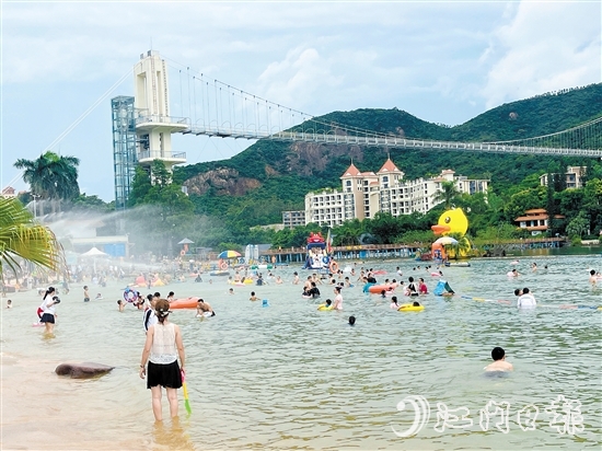 近期，新會古兜溫泉度假區(qū)陽光沙灘水公園里每天都有絡(luò)繹不絕的游客。