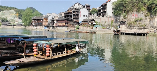 邊城茶峒景區(qū)古色古香。