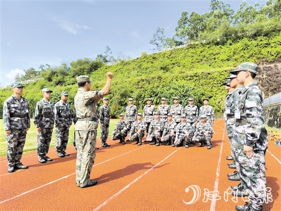 預(yù)定新兵頭頂烈日，在教練員的指揮下進(jìn)行訓(xùn)練。