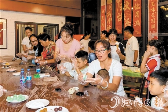 活動(dòng)中，軍人軍屬體驗(yàn)制作冰皮月餅。