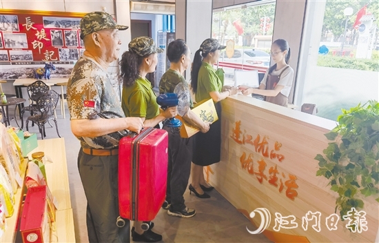 退役軍人們走進(jìn)“蓬江優(yōu)品”青年廣場店選購商品。