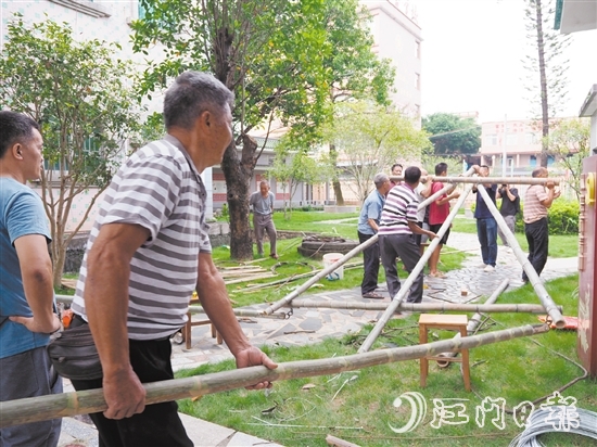 雅瑤鎮(zhèn)陳山村民村合力扎龍頭。