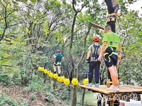 游客在工作人員的指導(dǎo)下，學(xué)習(xí)相關(guān)安全知識，現(xiàn)場體驗部分游玩項目。