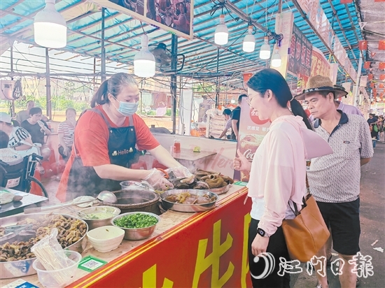 市民在嘉年華現(xiàn)場不僅可以品嘗水步特色美食，還能了解當(dāng)?shù)貍鹘y(tǒng)文化。