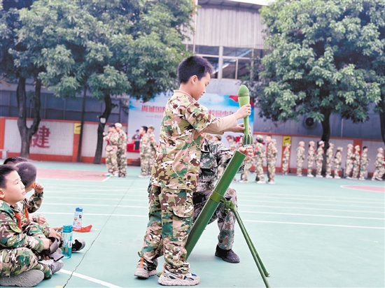 越塘小學(xué)學(xué)生正在體驗軍事技能實操。