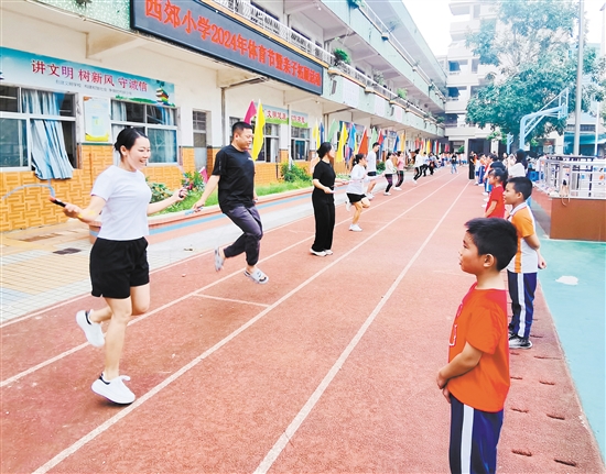 三埠街道西郊小學(xué)舉行親子跳繩比賽。