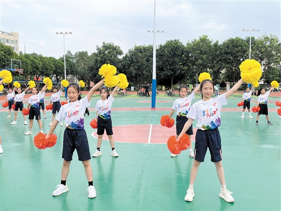 恩平市成德小學努力培育德智體美勞全面發(fā)展的時代新人。