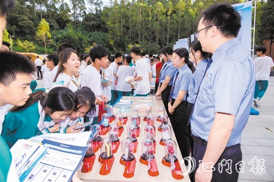 “檢銀?！敝η嗌倌炅私饨鹑谥R(shí)。