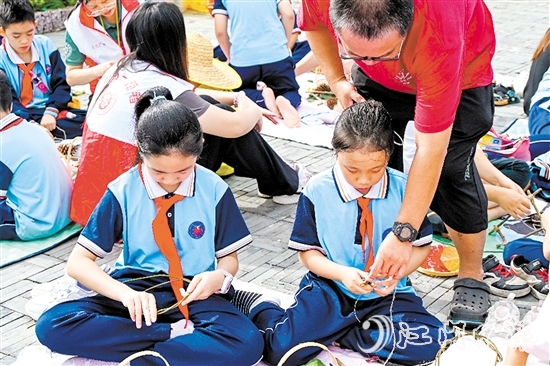 孩子們充分發(fā)揮想象力，制作出一個(gè)個(gè)色彩繽紛、獨(dú)具匠心的樹葉風(fēng)鈴。