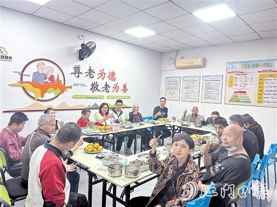 河南社區(qū)長者食堂為社區(qū)內(nèi)60歲及以上的低保、特困供養(yǎng)人員、殘疾人及獨居困難長者提供全年優(yōu)惠餐飲服務。