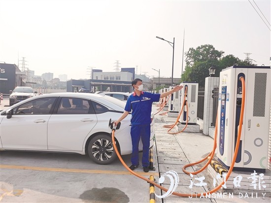 降溫以來，不少電動網(wǎng)約車司機(jī)一天要充兩次電。