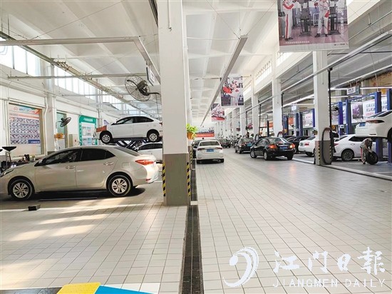 4S店的售后車間擺滿了前來保養(yǎng)、維修的車輛。