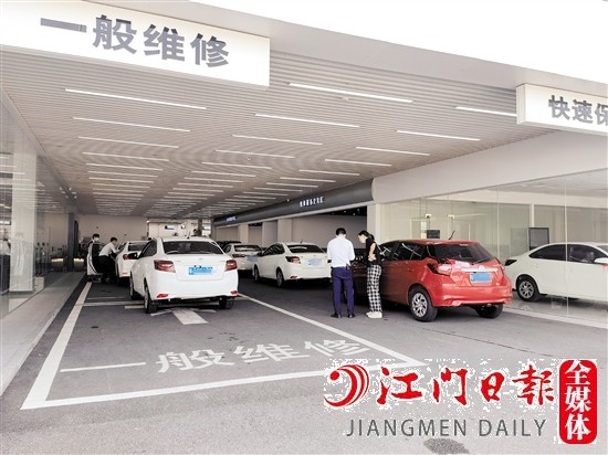 市區(qū)多家4S店出現(xiàn)車輛扎堆排隊等候檢修、保養(yǎng)的情況。