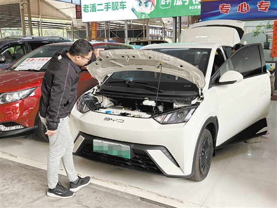 新車降價，二手新能源汽車吸引許多消費者目光。