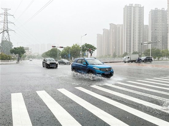 雨天行車(chē)，雨水會(huì)阻礙駕駛?cè)说囊暰€，要注意減速慢行。